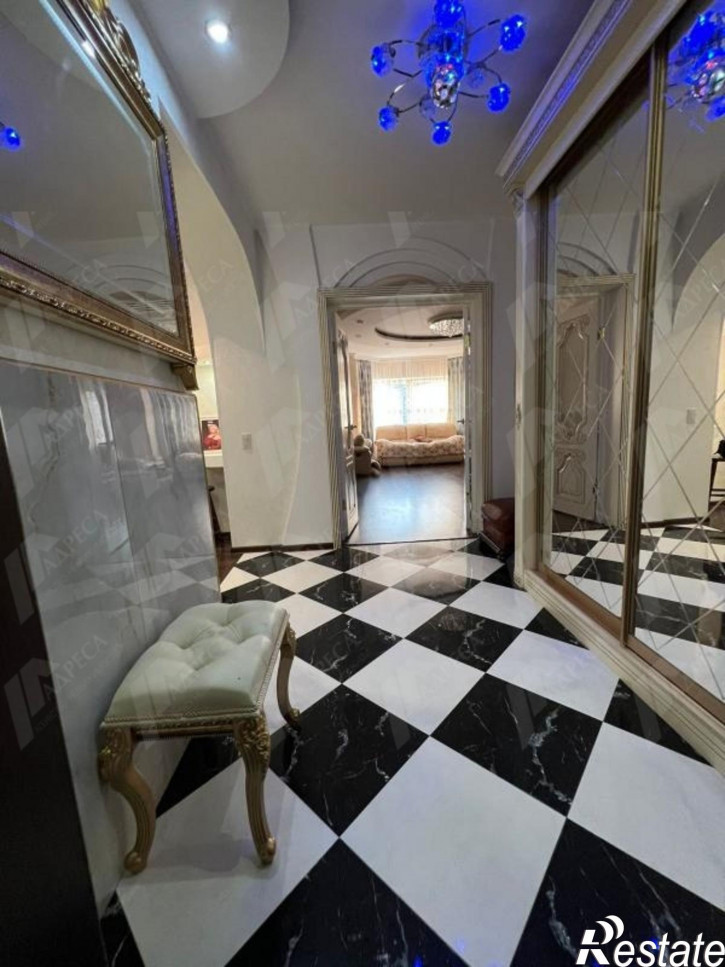 3-комн квартира Менжинского Улица,4
