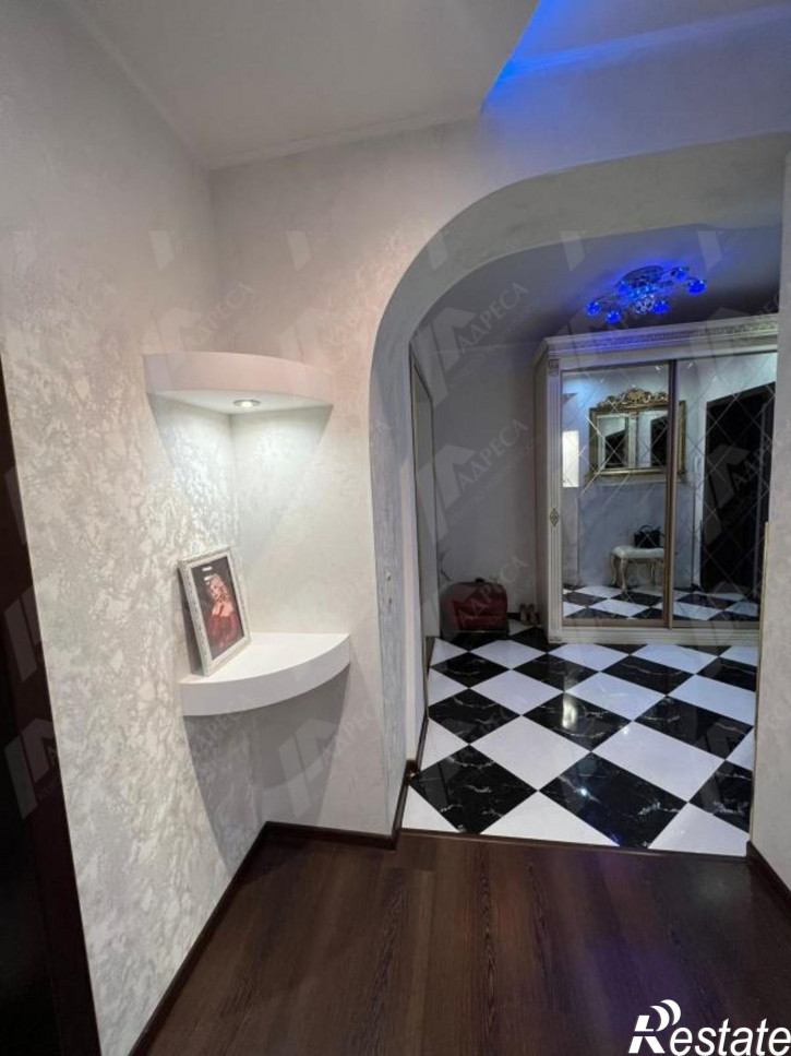 3-комн квартира Менжинского Улица,4