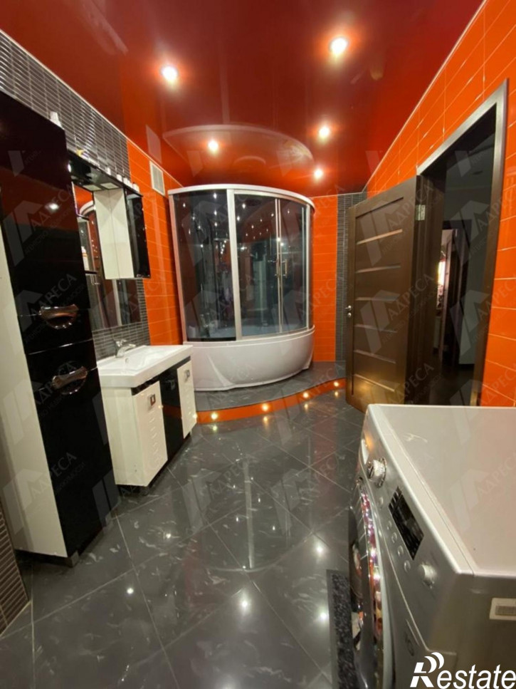 3-комн квартира Менжинского Улица,4