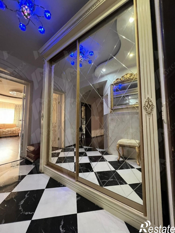 3-комн квартира Менжинского Улица,4