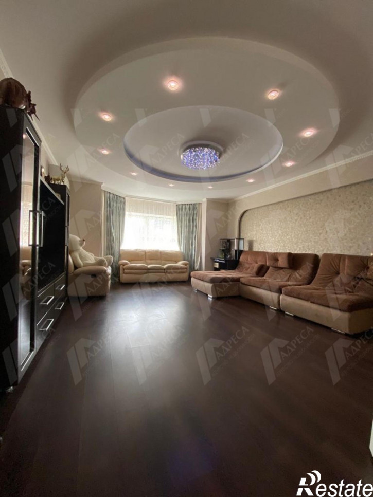 3-комн квартира Менжинского Улица,4
