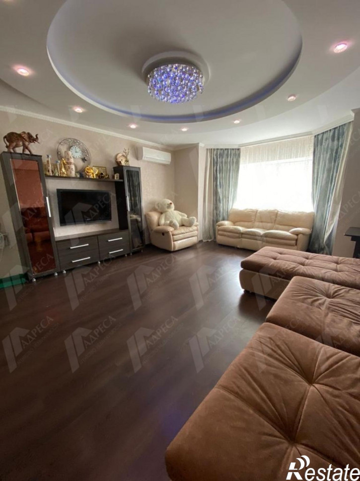 3-комн квартира Менжинского Улица,4
