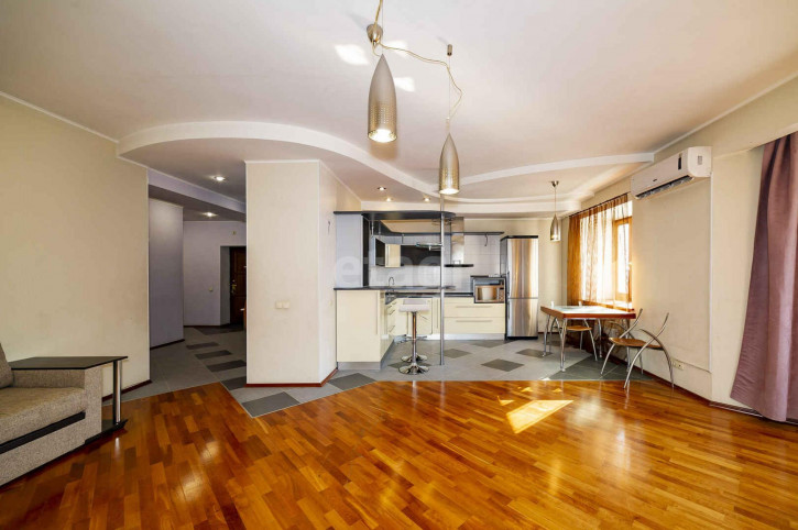 3-комн квартира Чкалова, 45