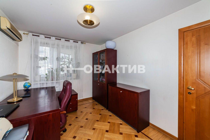 3-комн квартира улица Серебренниковская, 4/2