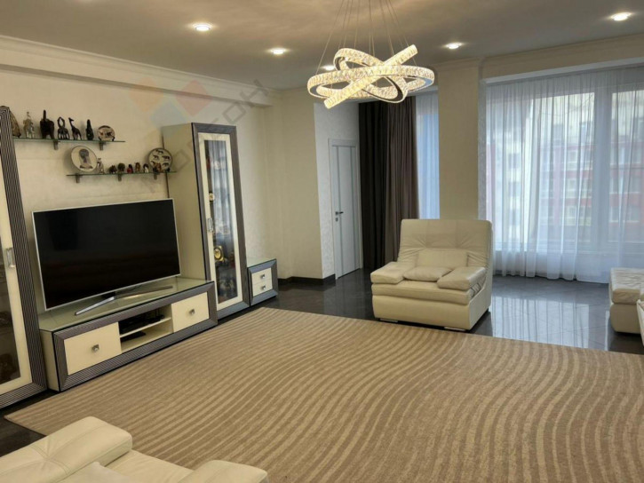 4-комн квартира Баварская ул, 8