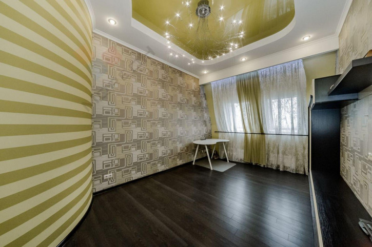 4-комн квартира Дежнёва ул, 14