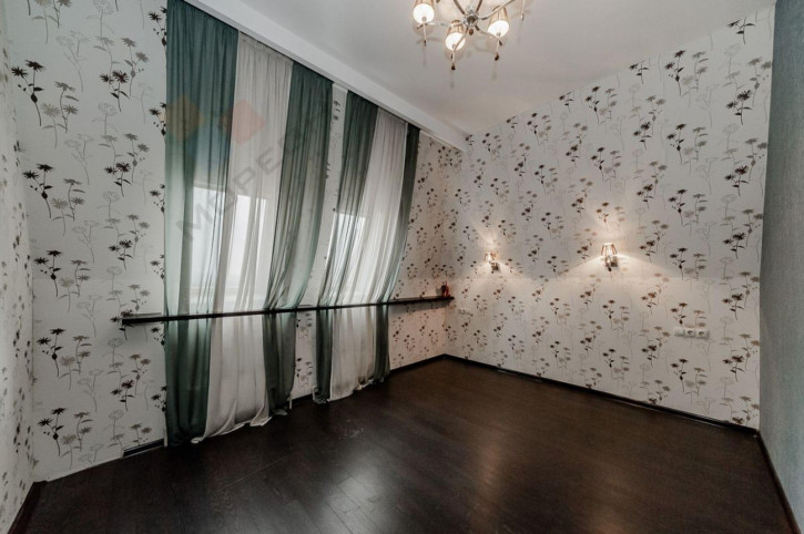 4-комн квартира Дежнёва ул, 14