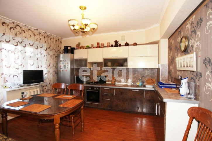 4-комн квартира улица Кирова, 57