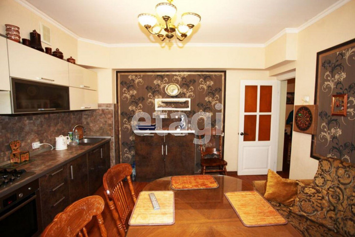 4-комн квартира улица Кирова, 57