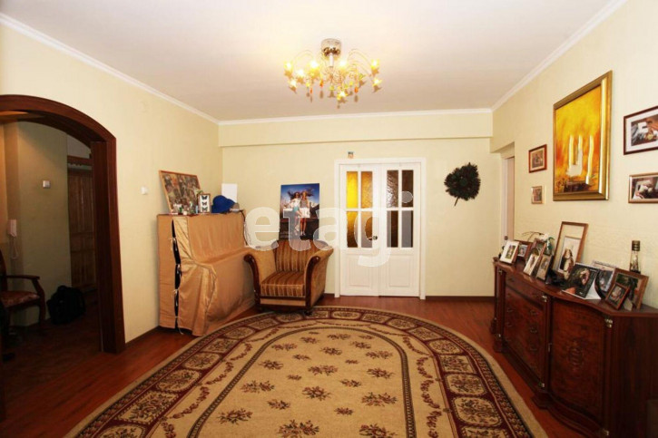 4-комн квартира улица Кирова, 57
