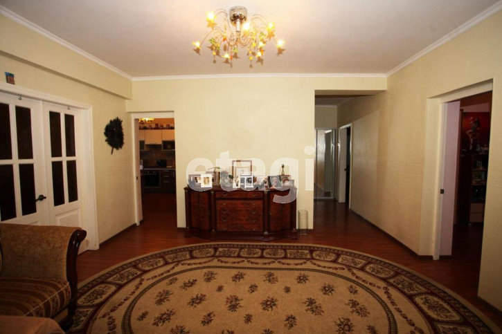 4-комн квартира улица Кирова, 57