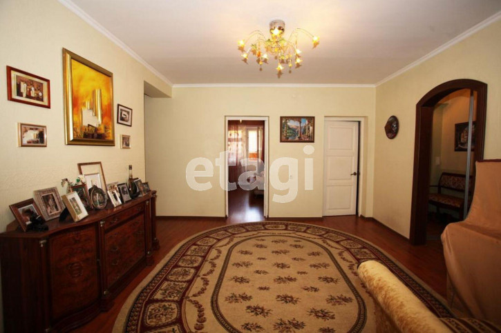 4-комн квартира улица Кирова, 57