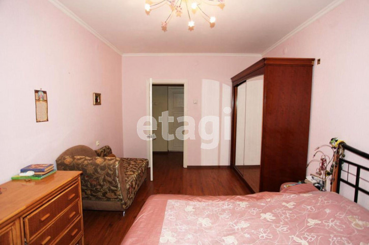 4-комн квартира улица Кирова, 57