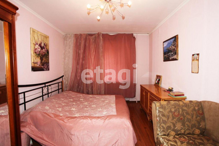 4-комн квартира улица Кирова, 57