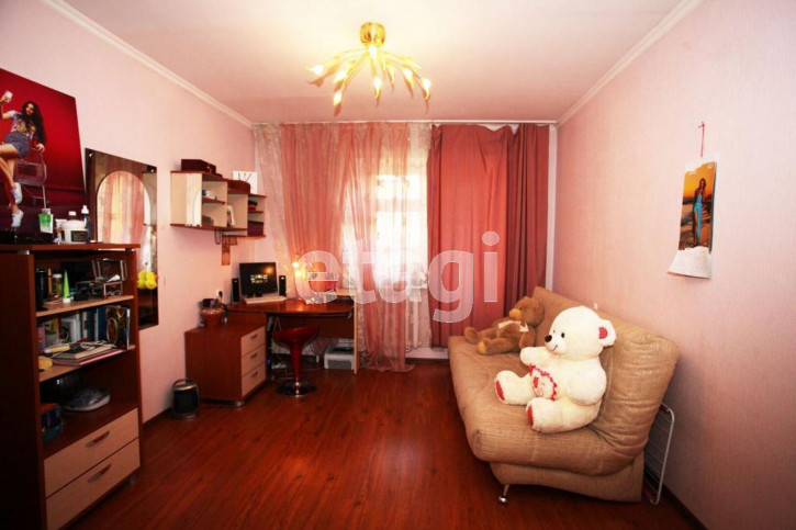 4-комн квартира улица Кирова, 57