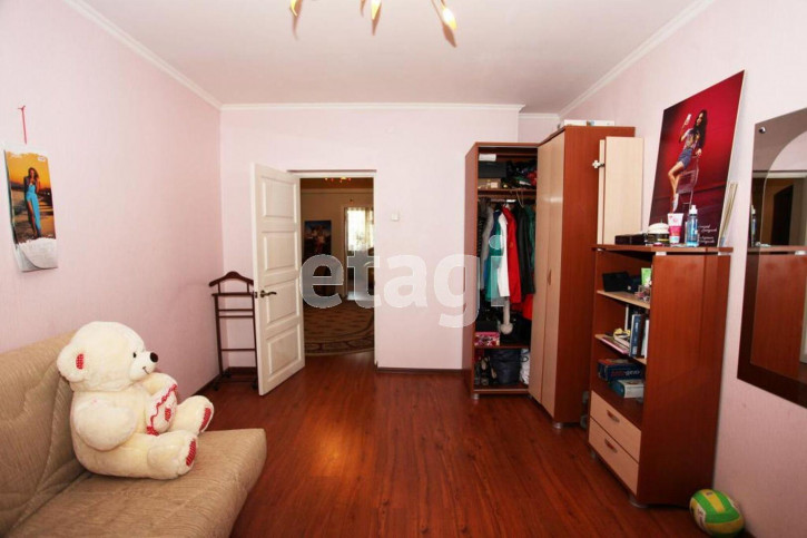 4-комн квартира улица Кирова, 57