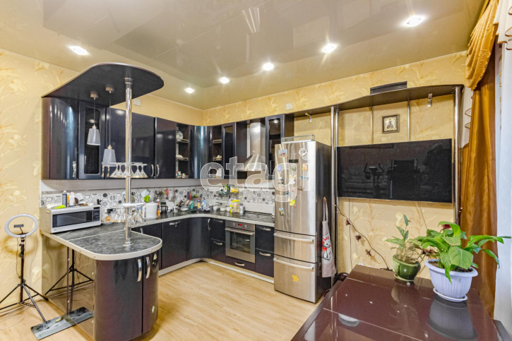 3-комн квартира улица Челюскинцев, 32