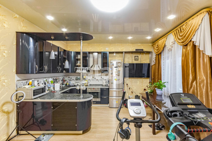 3-комн квартира улица Челюскинцев, 32