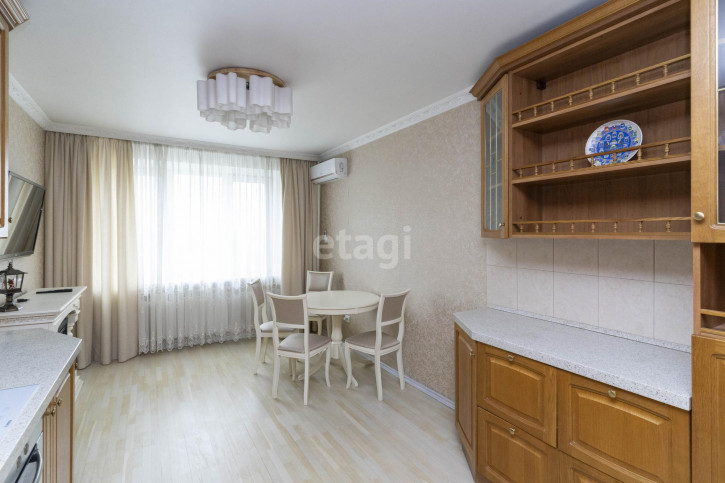 4-комн квартира Мельникайте, 127а