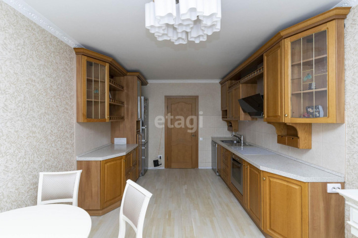 4-комн квартира Мельникайте, 127а