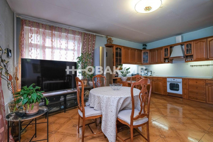 5-комн квартира улица Красноярская, 40