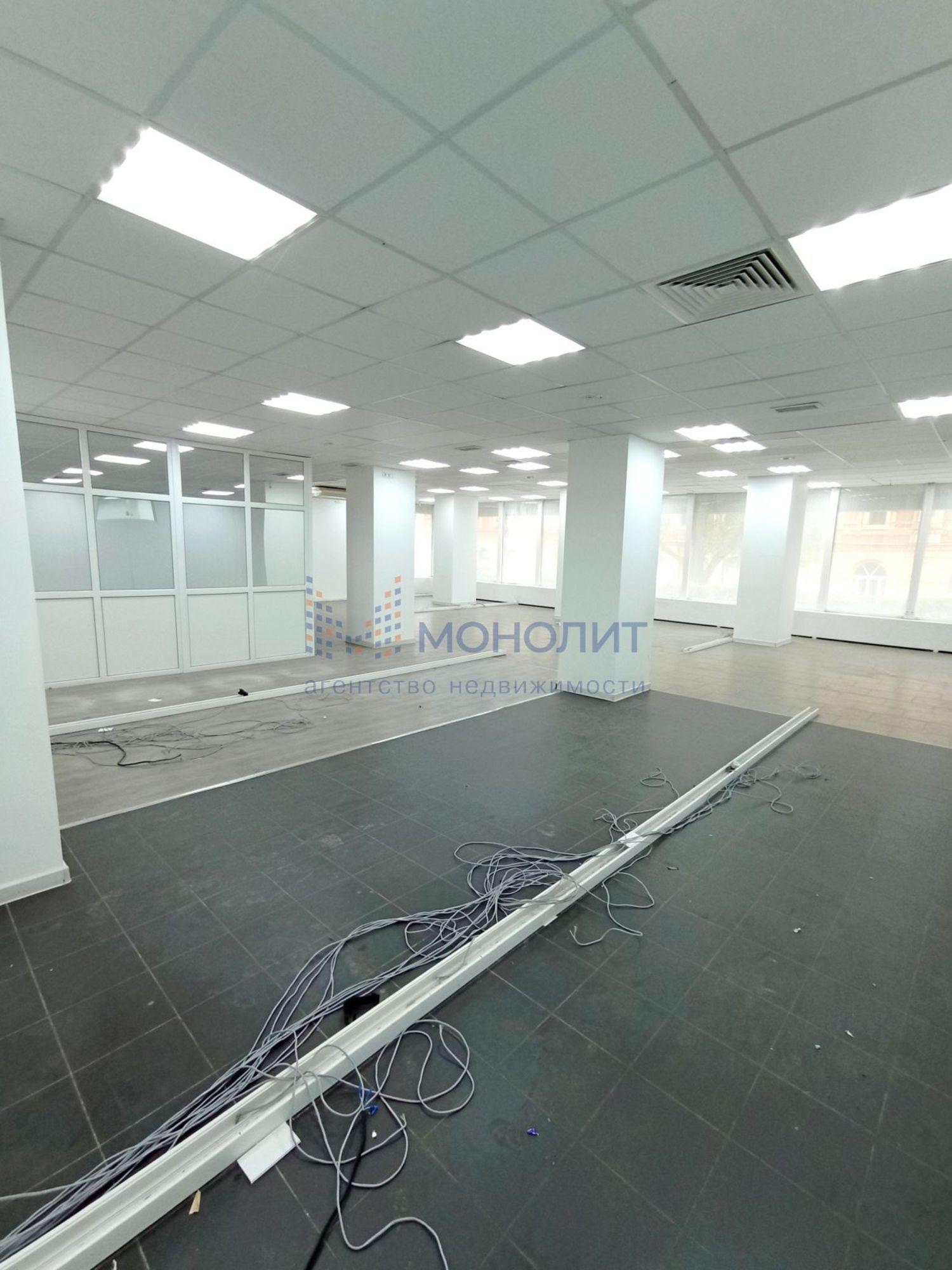 Купить торговое помещение за 129 999 000 рублей на Совнаркомовская ул, 28