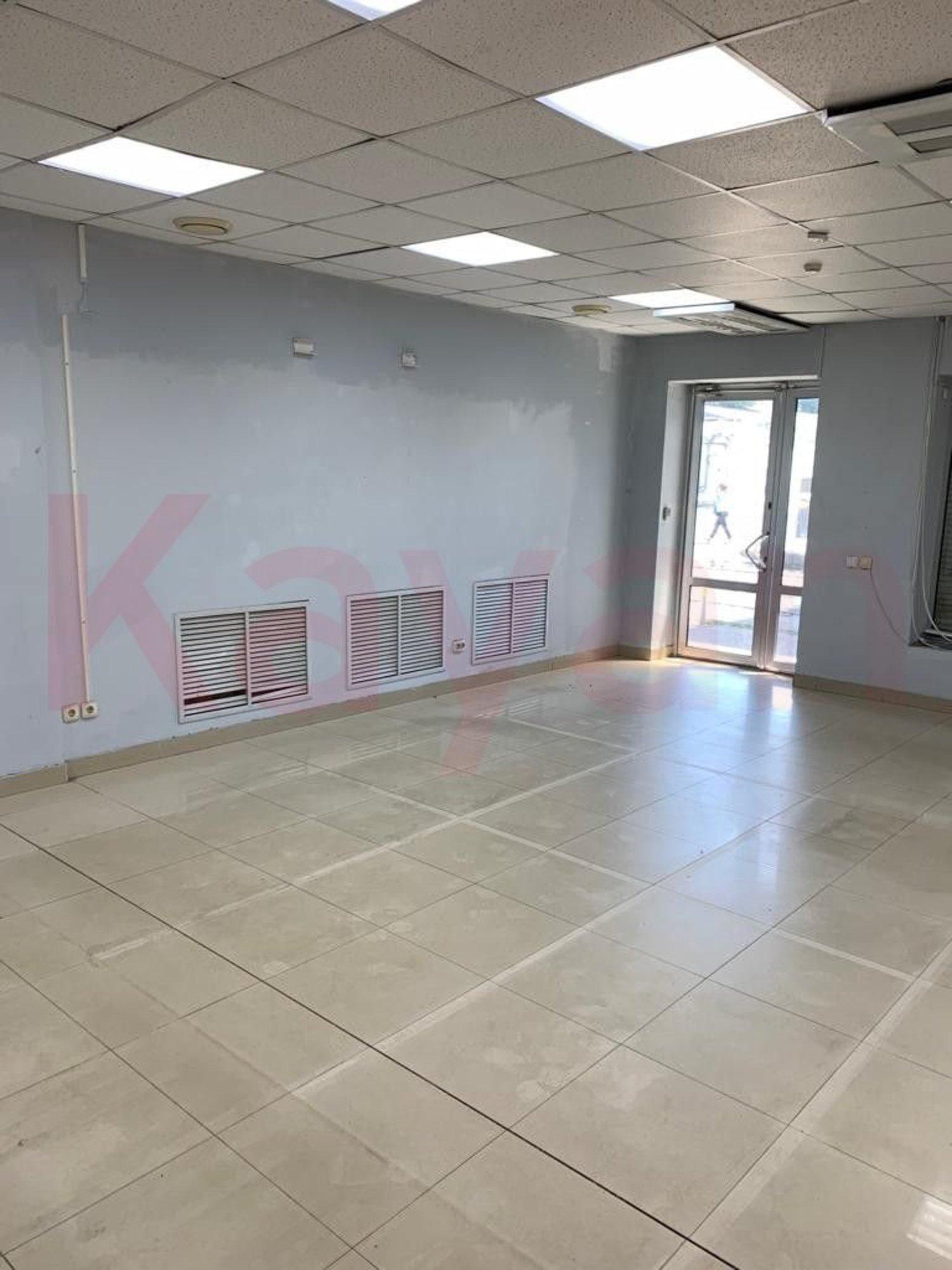 Купить торговое помещение за 14 000 000 рублей на Коммунаров ул.