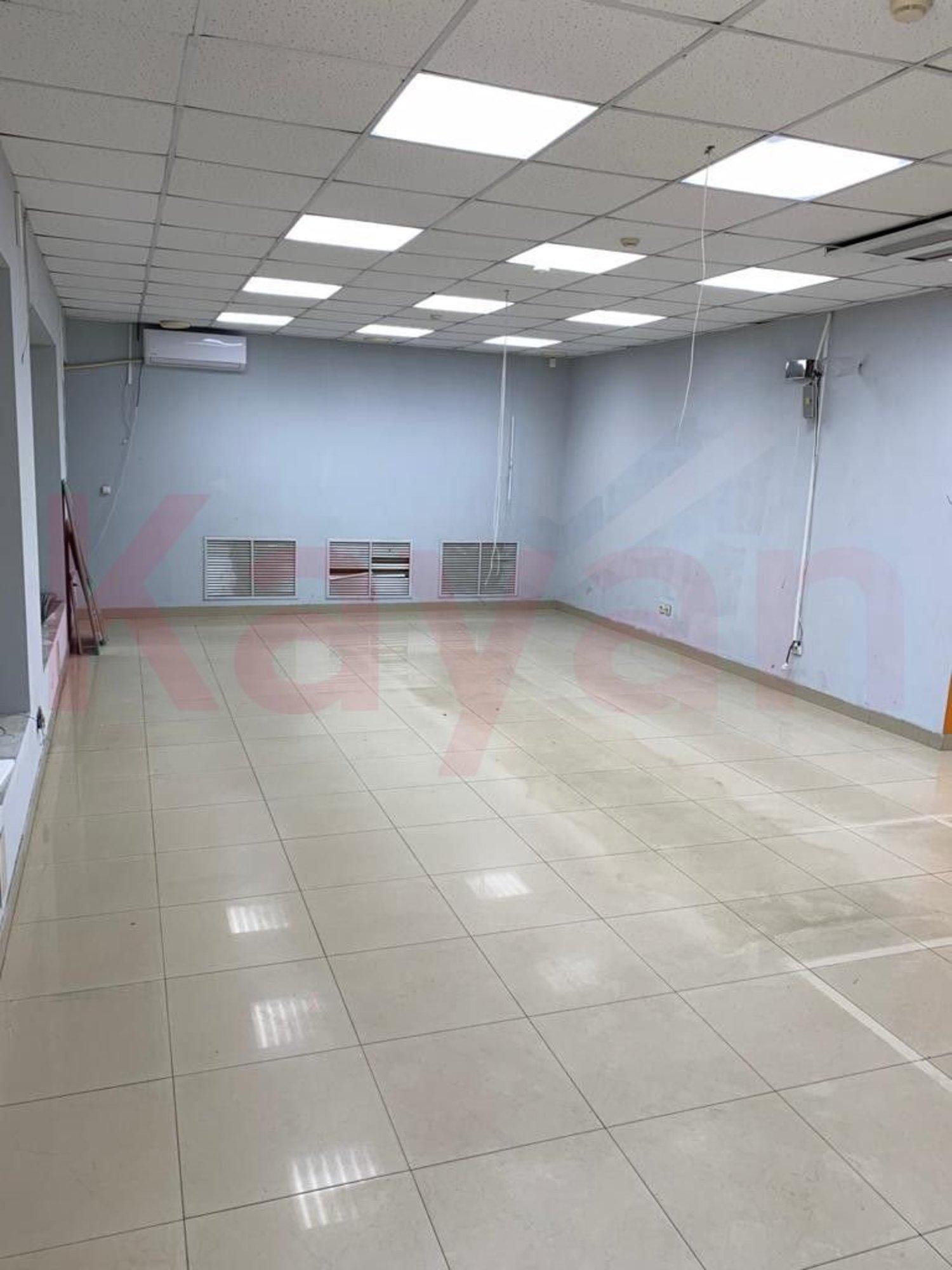 Купить торговое помещение за 14 000 000 рублей на Коммунаров ул.