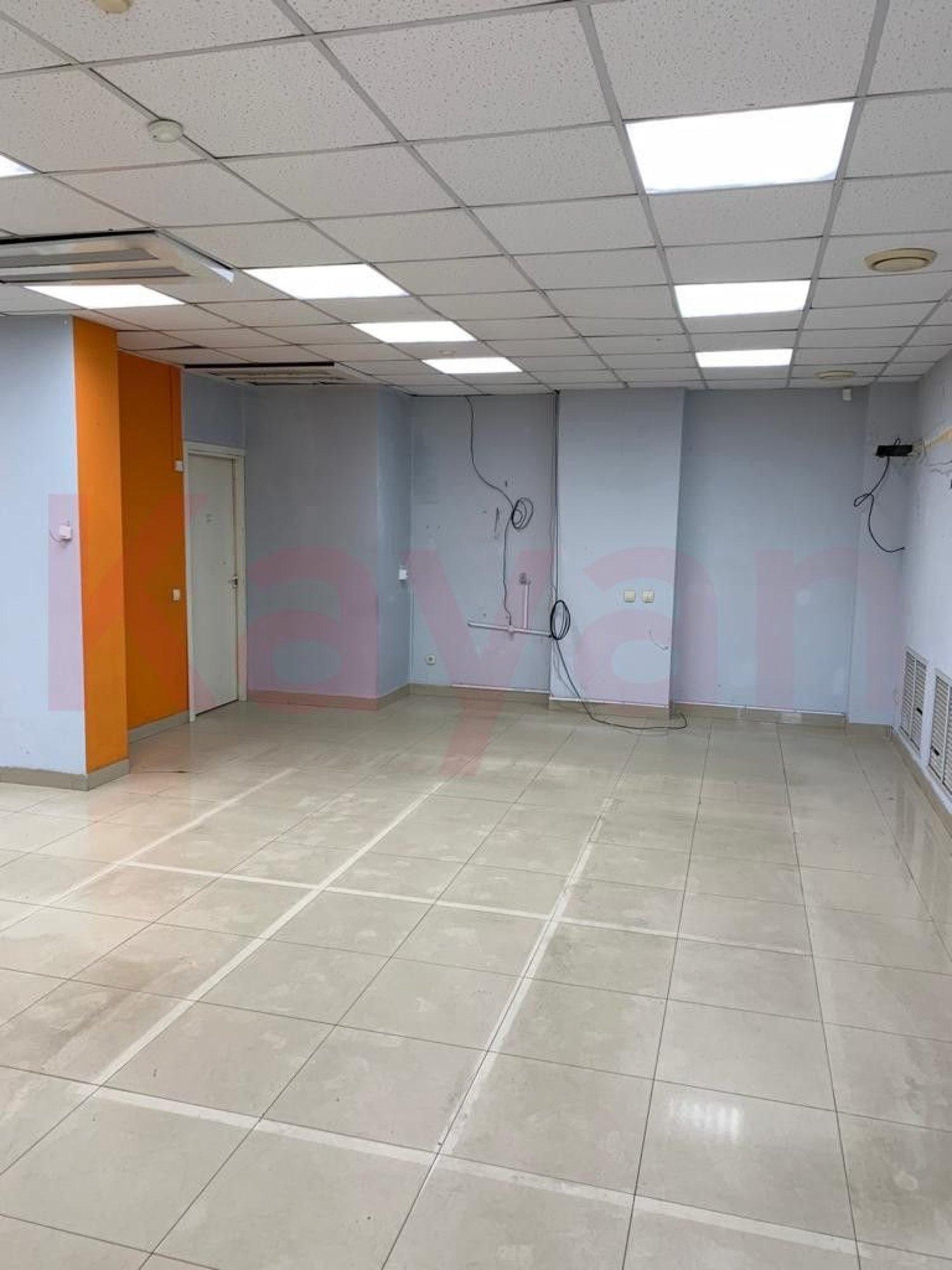 Купить торговое помещение за 14 000 000 рублей на Коммунаров ул.