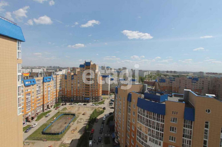 3-комн квартира проспект Комарова, 15