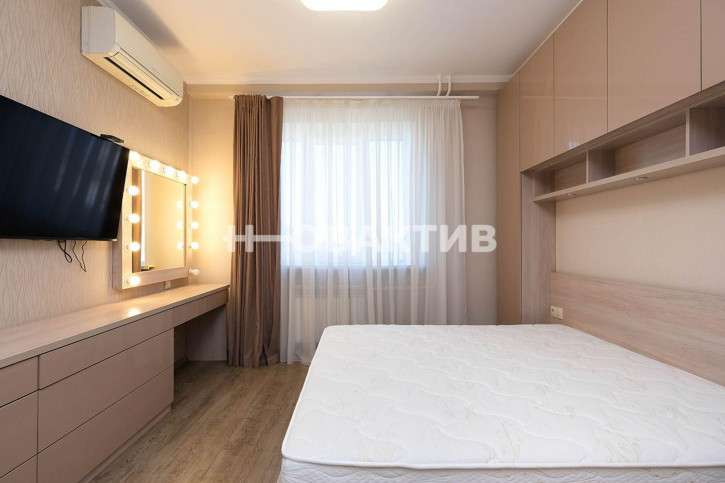 2-комн квартира улица Семьи Шамшиных, 24