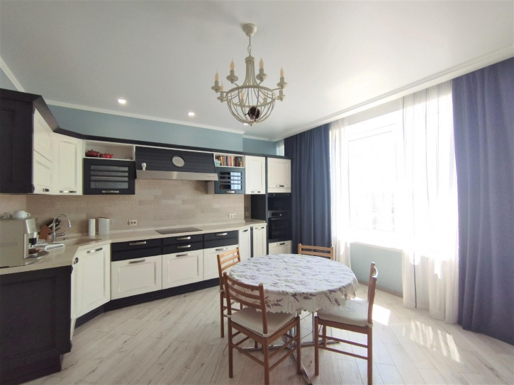 3-комн квартира г. Астрахань, Кировский район, ул. Бабефа д. 6В корп.3