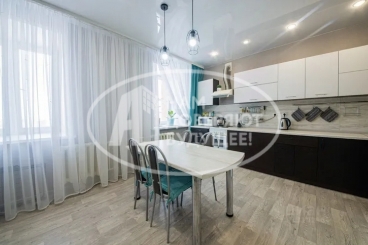 3-комн квартира улица Менжинского, 53А