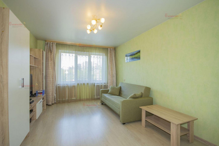 3-комн квартира Есенина 4