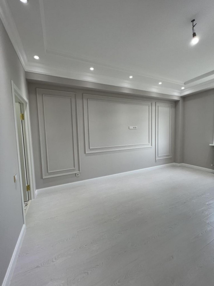 2-комн квартира Крайнего ул, 74