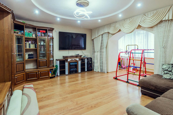 3-комн квартира улица Лаврова, 14