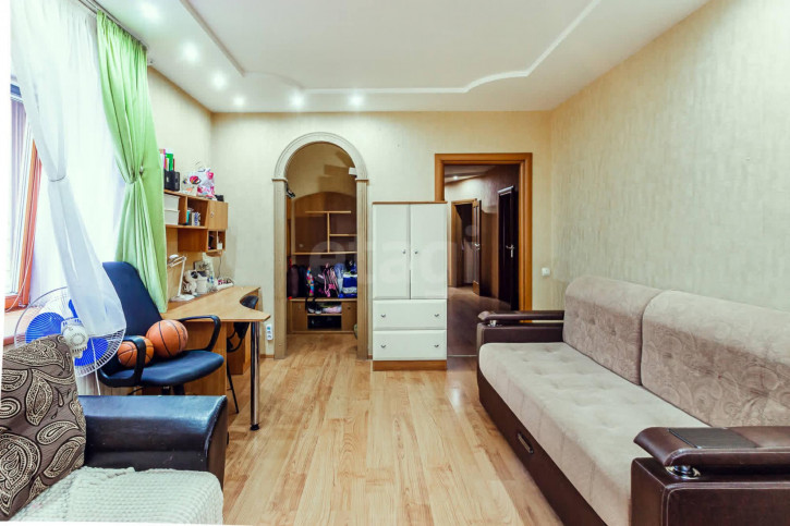 3-комн квартира улица Лаврова, 14