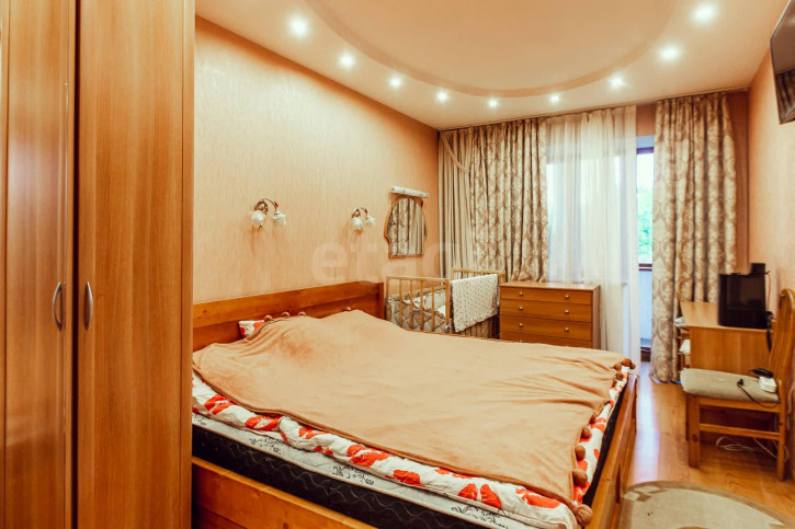 3-комн квартира улица Лаврова, 14