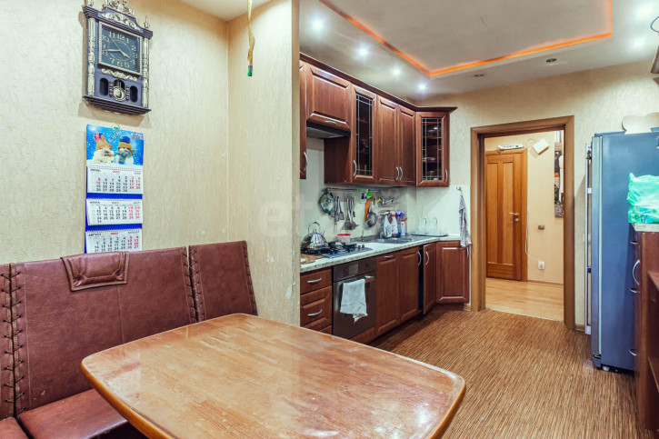 3-комн квартира улица Лаврова, 14