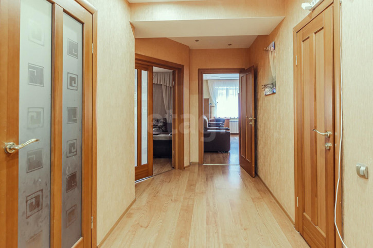 3-комн квартира улица Лаврова, 14