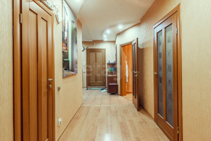 3-комн квартира улица Лаврова, 14