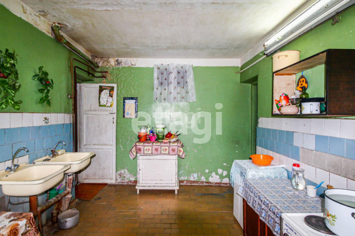 Комната Республики, 210