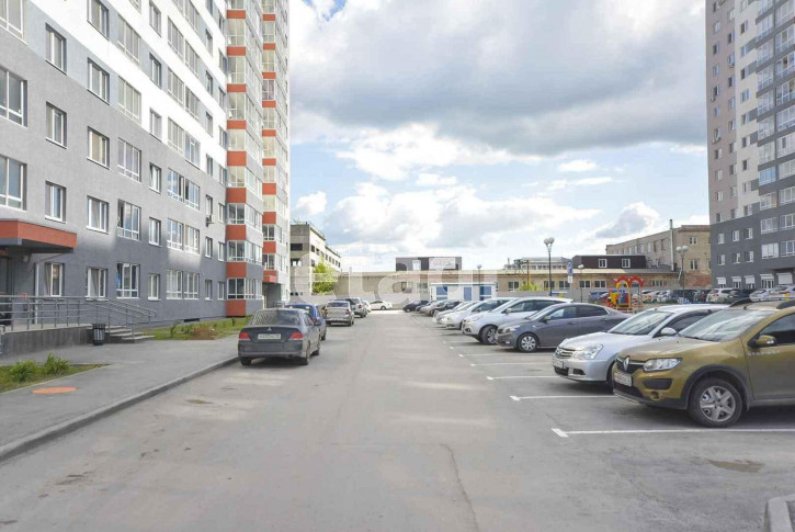 3-комн квартира Бакинских Комиссаров, 3