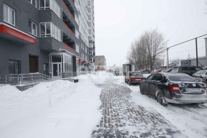 3-комн квартира Бакинских Комиссаров, 3