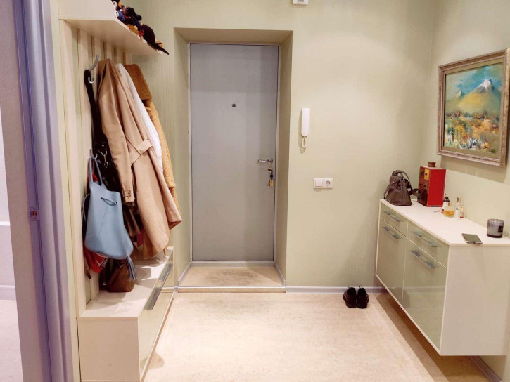 4-комн квартира Автостроителей улица, 84А