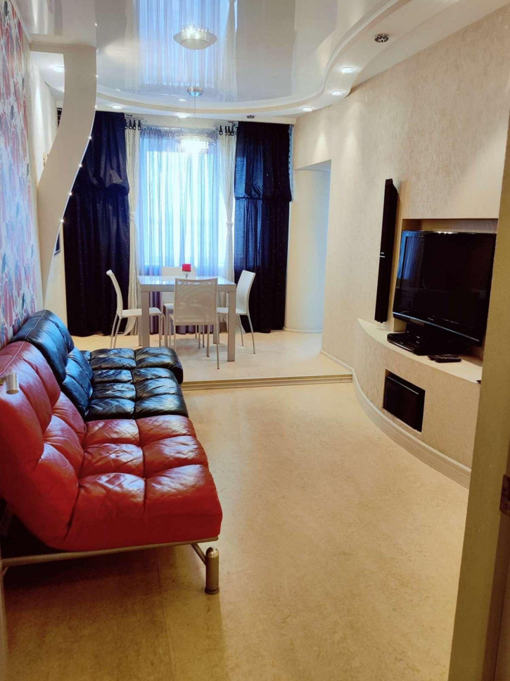 4-комн квартира Автостроителей улица, 84А