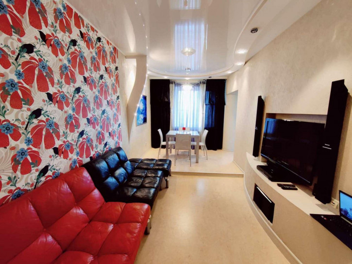 4-комн квартира Автостроителей улица, 84А