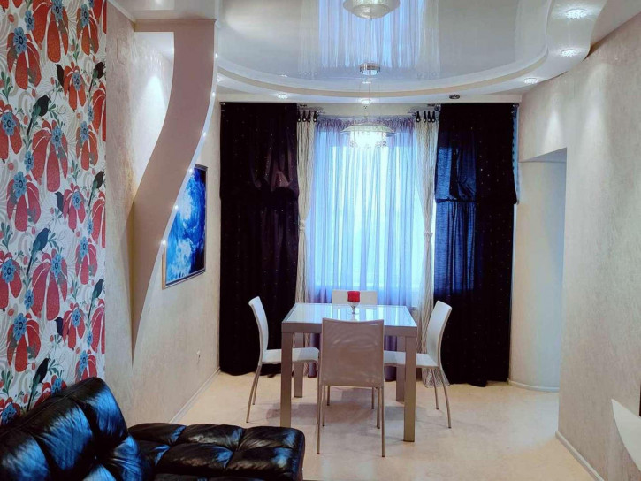 4-комн квартира Автостроителей улица, 84А