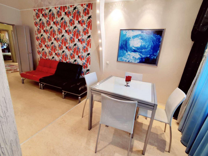 4-комн квартира Автостроителей улица, 84А