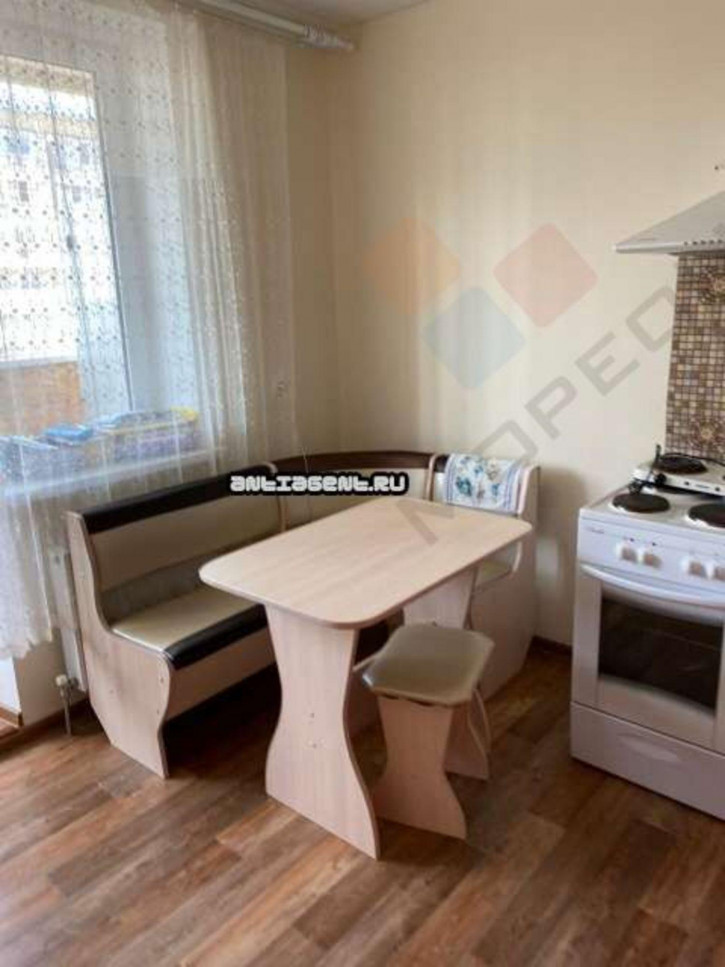 1-комн квартира Селезнёва ул, 143